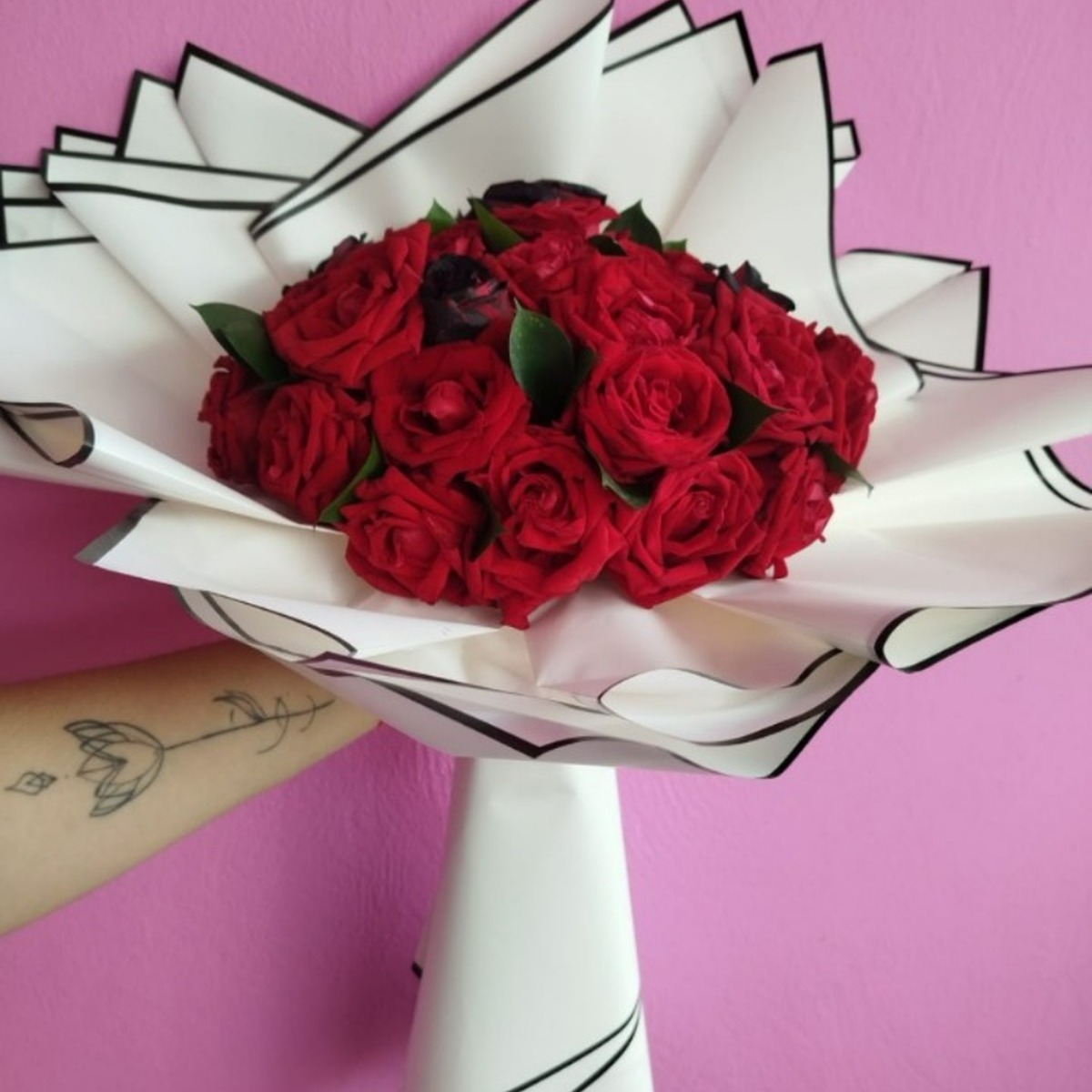 buque30rosasvermelhascolombianas2rosaspretas buque30rosasvermelhascolombianas2rosaspretas