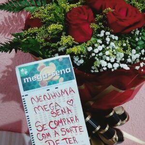 buque3rosasvermelhasfolhagensmistascartaomegasena